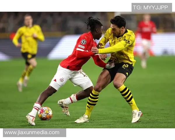 足球明星用足球反击对手瞬间集锦展现球场智慧与风采