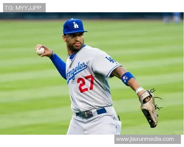 足球明星的双重魅力：球衣与西服的时尚碰撞与风格展示